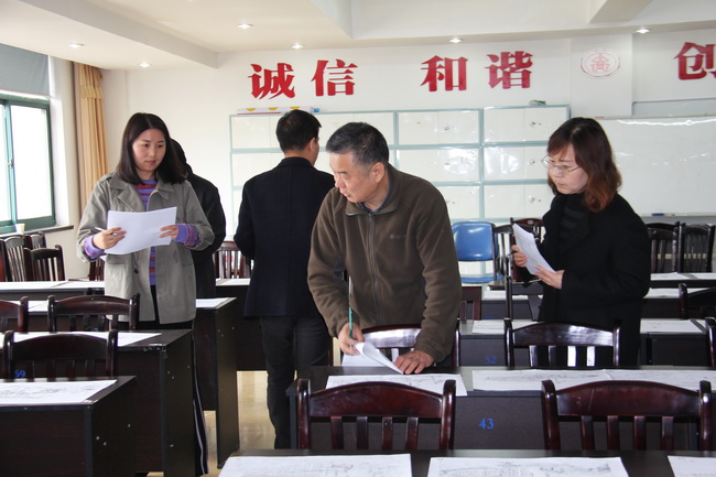 总建筑师由學(xué)函组织各部门建筑专业负责人对手绘作品进行评比（网用(yòng)）.jpg